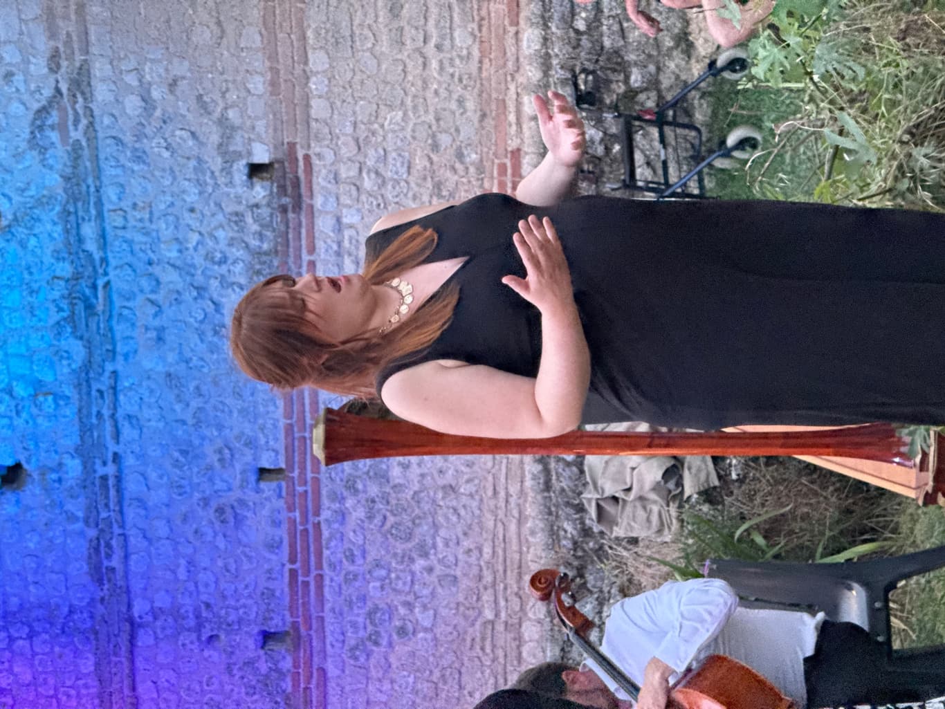 Soprano chantant devant les pierres du Palais Gallien