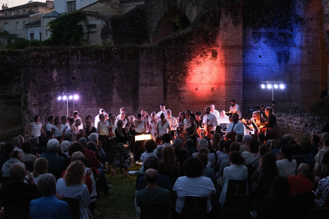 Orchestre éclairé bleu et rouge au Palais Gallien la nuit